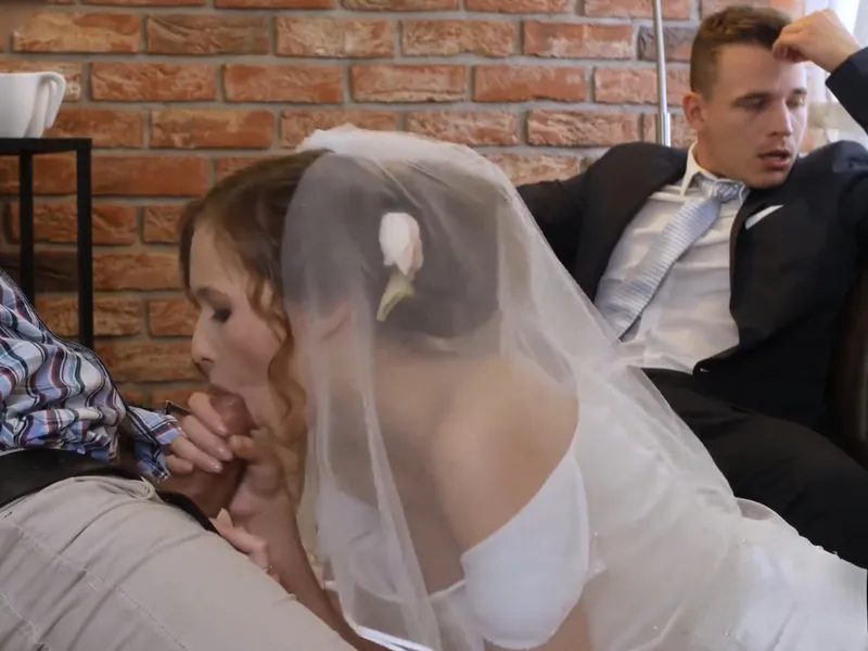 Cô dâu "đi ngoài" với trai ngay trước mặt người chồng mới cưới